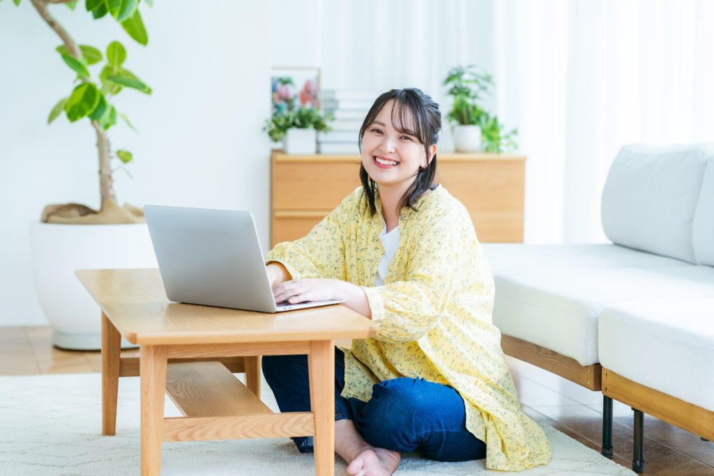 チャットレディは通勤の必要なく自分の好きな時間に働けるため、学業やプライベートを大切にしたい女子大生にとって魅力的な働き方です。