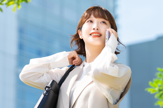 歯列矯正がきれいな歯並びを手に入れ、笑顔が自然に増えることで、友達との距離が縮まりやすくなり、人間関係がより充実することが期待できます。